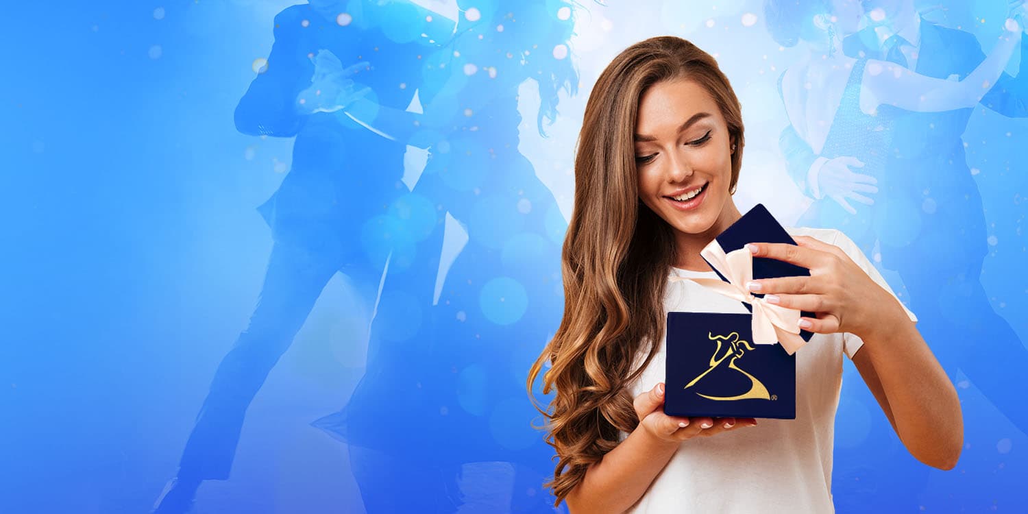 Giovane coppia che apre un buono regalo per le lezioni di danza di Arthur Murray