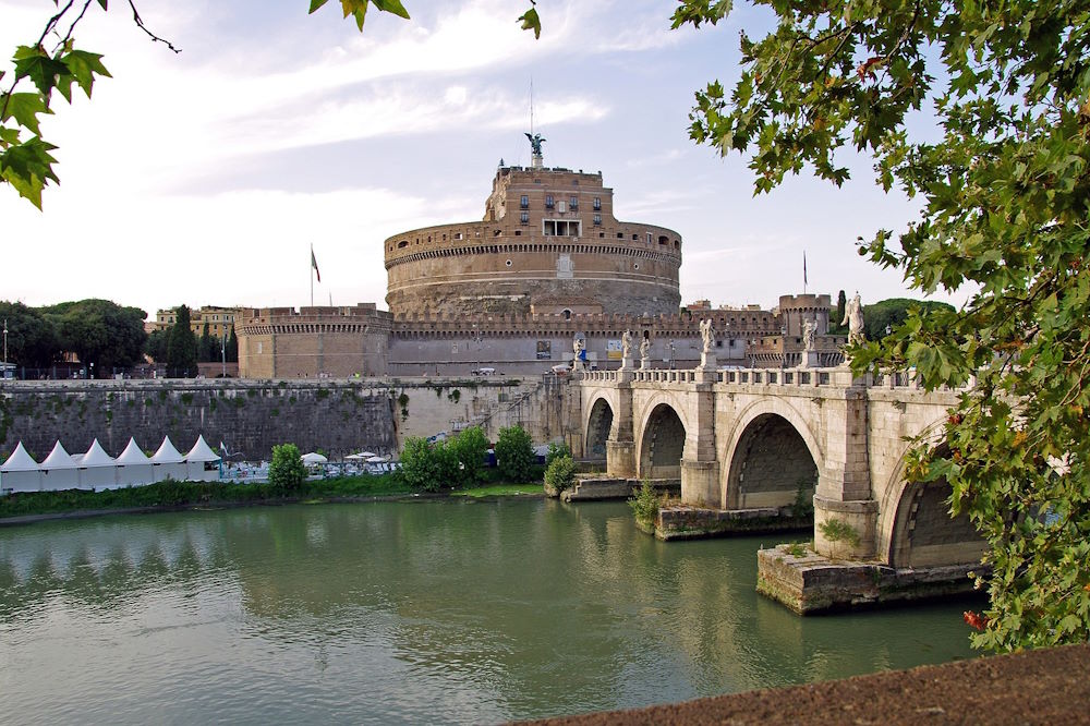 Veduta di Castel Sant'Angelo a Roma e sole mattutino, Italia, Europa.